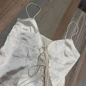 Satin Tie Front Cami Size S Ivory/buttercream Spaghetti Strap V-Neck Sexy Boho thumbnail 2