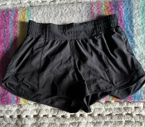 Lululemon Shorts Hotty Hot 2.5" High-Rise thumbnail 1
