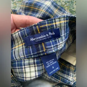 Vintage Y2K Abercrombie & Fitch navy plaid school girl mini pencil skirt, size 4 thumbnail 6