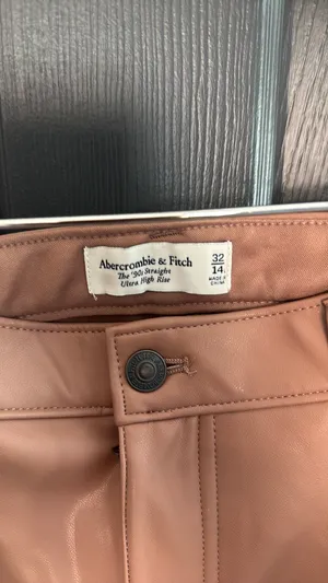 Abercrombie ultra High-Rise 90s Straight Vegan Leather Pants thumbnail 4