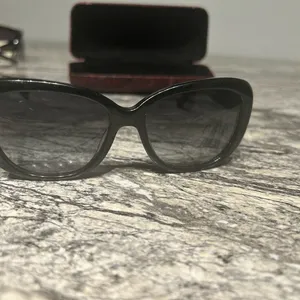 Vera Wang Black Sunglasses thumbnail 6