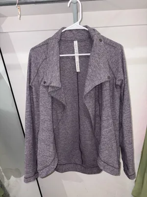 Lululemon gray heather wrap jacket in size 4 come with Lulu bag #athletic #activewear thumbnail 4