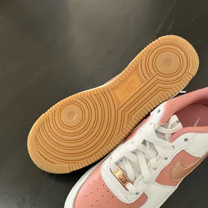New NIKE Air Force 1 GS 'Rust Pink Summit White' thumbnail 3