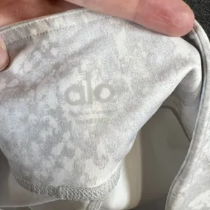 Alo‎ Yoga Goddess Ribbed Legging Vapor Python Glossy Grey White Snakeskin Medium thumbnail 5