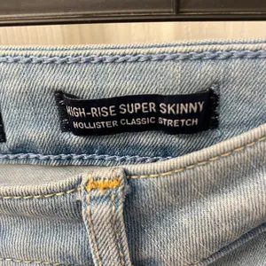 Hollister women’s high rise Light Wash Skinny Jeans thumbnail 3