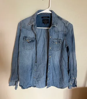Lucky Brand Women's Denim Western Shirt - Size XS Condition: Like New / Excellent Condition Description: Upgrade your casual wardrobe with this classic Lucky Brand "True Indigo" denim Western shirt. Crafted from soft, high-quality denim with a flattering fit, it features timeless pearl snap buttons, dual chest pockets, and Western-style shoulder yokes. Perfect for layering or wearing on its own, this versatile staple easily dresses up or down. It has been meticulously cared for, showing no visible signs of wear. Fast shipping from a smoke-free home! thumbnail 1