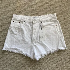 NEW Zara High Rise White Jean Denim Fringe Shorts 2.25” Pockets Size 14 / 46 NWT thumbnail 2