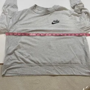 Nike Gray Cropped Crewneck Sweatshirt Women’s Small | Logo Pullover thumbnail 5