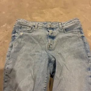 Old Navy Womens O.G. Straight High Rise‎ Light Wash Distressed Jeans Size 14 thumbnail 4