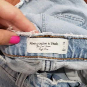 Abercrombie & Fitch Dad High Rise Shorts Women's 4 Light Wash Denim EUC thumbnail 3