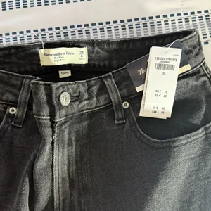 NWT Abercrombie & Fitch Curve Love High Rise Mom Jeans: Washed Black, Size 28 thumbnail 7