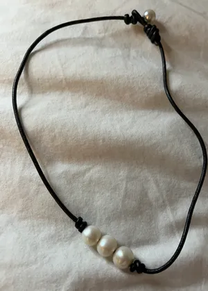 Amazon 3 Pearl Leather Necklace thumbnail 1