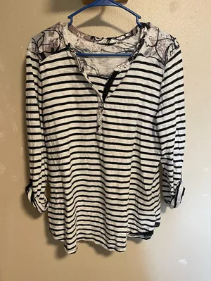 Black striped shirt Size L thumbnail 1