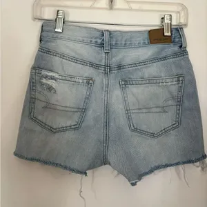 American Eagle Mom Jean Cutoff Shorts Distressed Size 2 Light Wash thumbnail 2