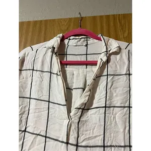 Lush White Plaid Woman’s Long Sleeve V-Neck Top Size Medium thumbnail 5