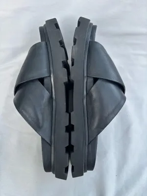 UGG Women's Capitelle Crossband Leather Platform Slides Sandals Size 8 thumbnail 7