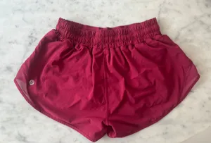 Lululemon Hotty Hot 2.5" Shorts Low-Rise thumbnail 1