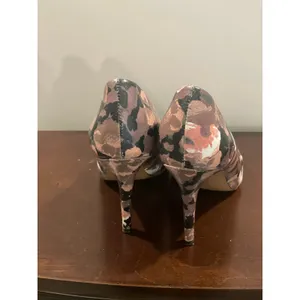 French Connection Heels Floral Neutral Tone Size 7.5 thumbnail 4