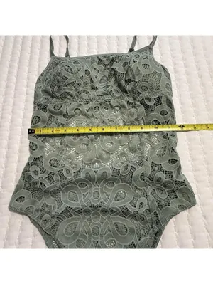 GILLY HICKS Small Green Lace Bodysuit Built In Bra Crochet Look Abercrombie thumbnail 3