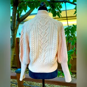 Nice  BCBG MAXAZRIA sweater 🍑🍑 thumbnail 3