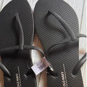 Old Navy Black Slim T Strap Flip Flops Low Heel Casual Style Sandals Sz 7 NWT thumbnail 4