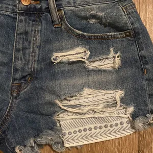 American Eagle Outfitters Hi-Rise Festival Distressed Jean Shorts Size 4 thumbnail 3