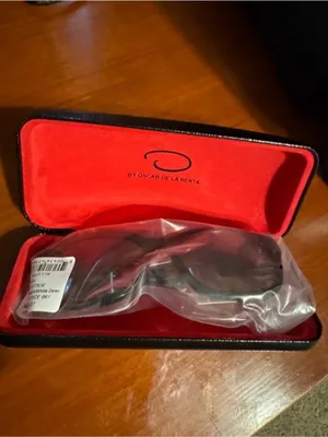 Oscar de la Renta Black Frame Sunglasses with Brown Gradient Lenses thumbnail 5