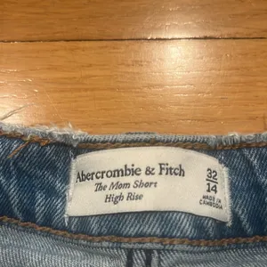 Abercrombie & fitch The mom high rises distressed Jean shorts size 32/14 . thumbnail 6