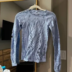 Alo Wanderer Yoga Long Sleeve Shirt thumbnail 1
