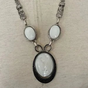 White silver tone pendant necklace thumbnail 3