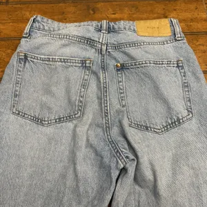 H&M &Denim Jeans Size 4 Blue‎ Pants Loose Mom Light Distressed Denim thumbnail 2