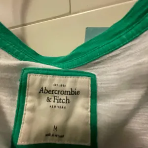 Color blocan baseball tee. Abercrombie thumbnail 2