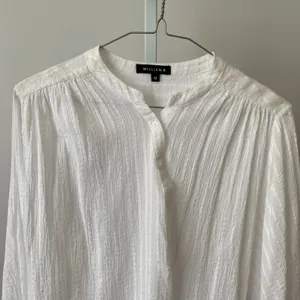 William B Size M White Blouse‎ Preppy Victorian Cotton Henley Coastal Boho thumbnail 2