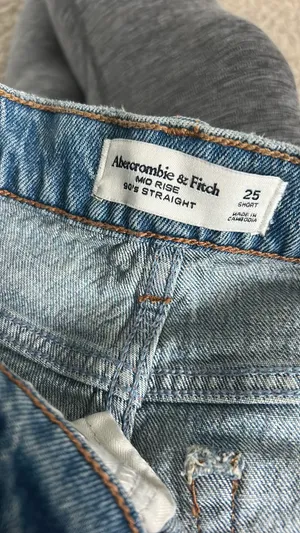 Abercrombie Mid-Rise 90s Straight Jeans Short thumbnail 3