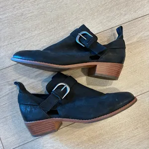 Frye Women’s Mia Cutout Ankle Bootie Suede Leather Buckle Black Size 8 thumbnail 2
