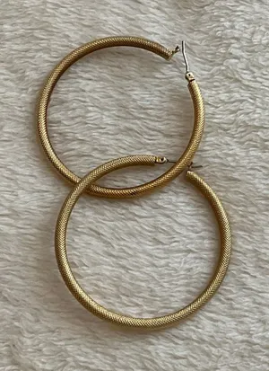Chic Gold Textured Hoop Earrings thumbnail 1