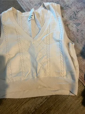 Sunday best Cream Cable-Knit V-Neck Sweater Vest thumbnail 6