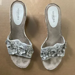 Sonoma Cheeky White Leather Floral Wedge Heels Sz 7 Sandals Boho Pyrography ! thumbnail 2