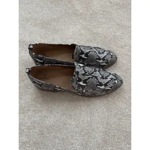 Susina‎ Womens Snakeskin Print Pointed Toe Loafers Black White Size 10M thumbnail 2