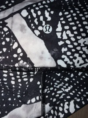 Lululemon Black & White Patterned High-Rise Leggings Size 8 thumbnail 6