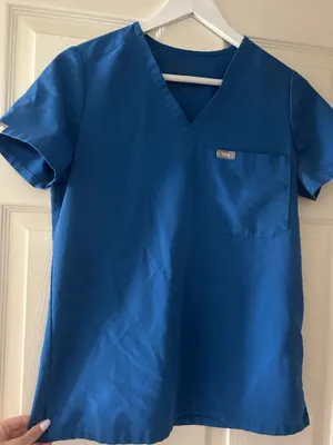 Figs one pocket top  thumbnail 1