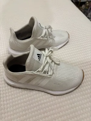 White adidas tennis shoes thumbnail 3