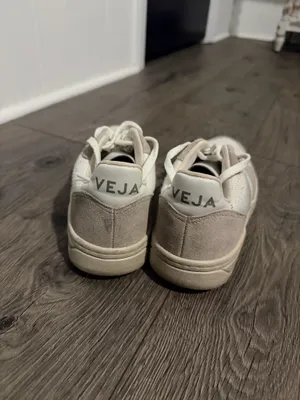 VEJA Sneakers thumbnail 2