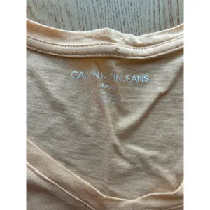 Women’s Calvin Klein Jeans V-neck Tshirt Cotton Light Yellow size Small/Medium thumbnail 4