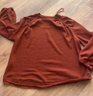 Brand New In Burnt Orange Top. Size medium. thumbnail 3