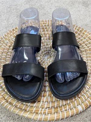 L.L. Bean Women’s Leather Sandals Slip On in Black 10 thumbnail 2