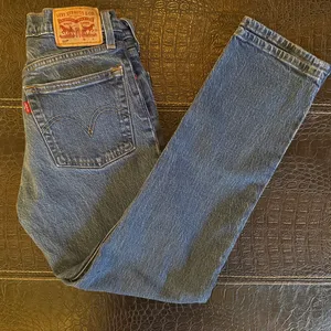 Levi's 501 Women's Straight Jeans Blue Medium Wash Button Fly W25 L28 thumbnail 1