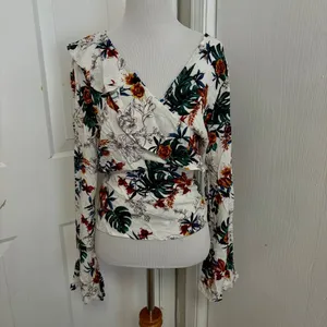 Gimmicks by BKE Floral Wrap Blouse H5 thumbnail 4
