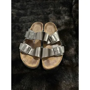 Birkenstock Arizona Soft Footbed Sandal in Metallic Green Size 39 8.5 shoes thumbnail 2