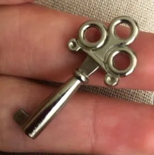 Vintage Silver Tone Pendant thumbnail 1